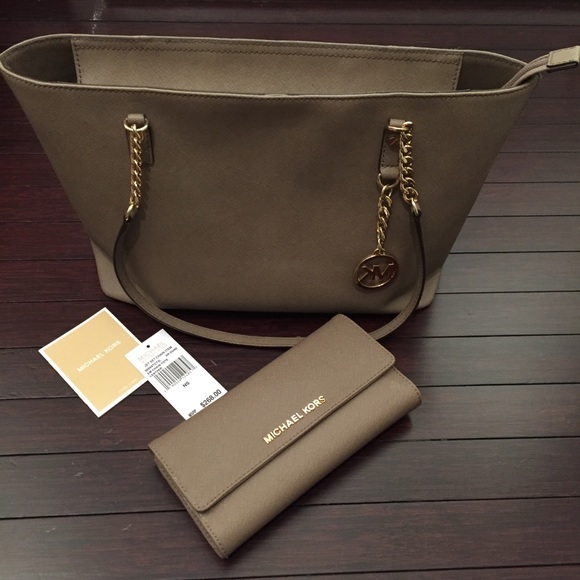 Michael Kors Handbags - Trade for Alexiking ✨ Michael kors Jet Set